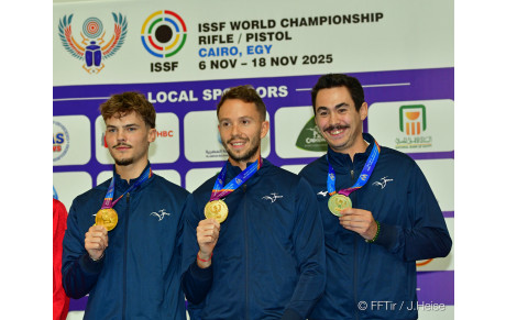 Médaille d'or pour la France en Carabine 50 m 3 positions, par équipe.